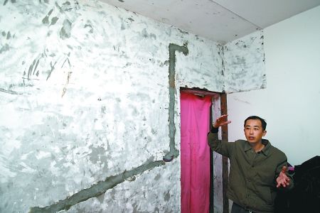 昨日,大渡口翠柏小区,白蚁横行,王先生只得将家中所有木家具、门框全都拆除。
